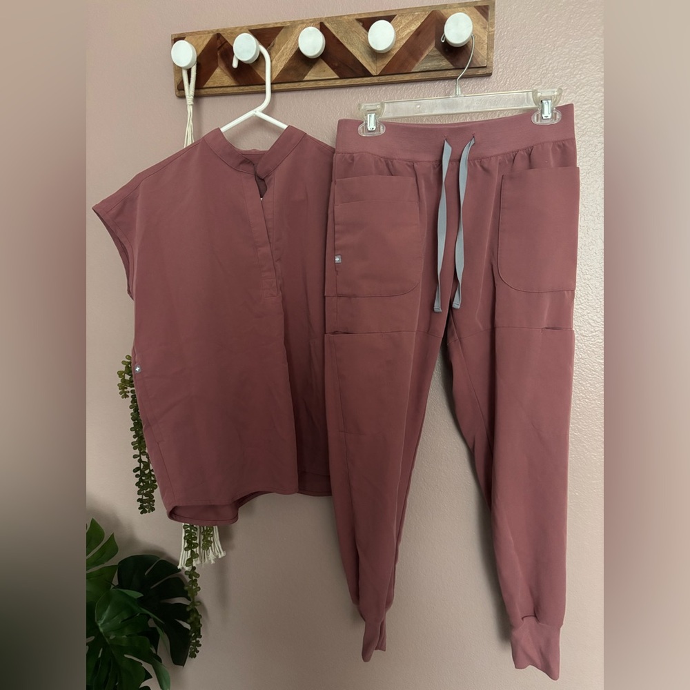 Figs Women's Track Joggers and Top in Dusty Rose